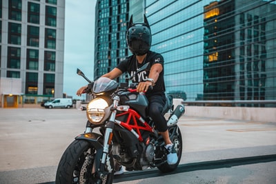 男人裸体骑摩托车头盔
